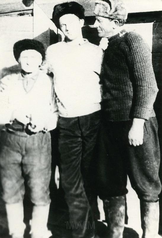 KKE 2420.jpg - Fot. W domu. Od lewej: sąsiad, Janusz Kołakowski, Andrzej Czerniawski – mąż Zuzanny Czerniawskiej (z domu Bujko), Komaje, 1964 r.